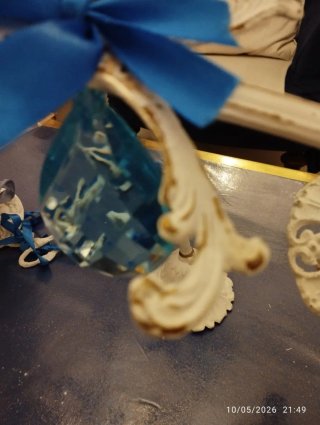 Lampadario shabby chic bianco e blu