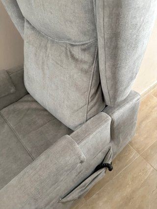 Sillón relax eléctrico con mando y ruedas.