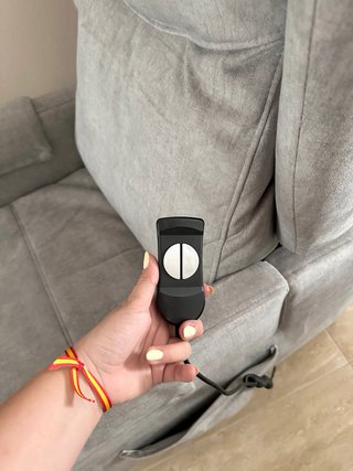 Sillón relax eléctrico con mando y ruedas.
