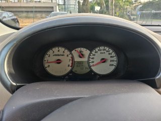 Nissan Micra mandarina duck