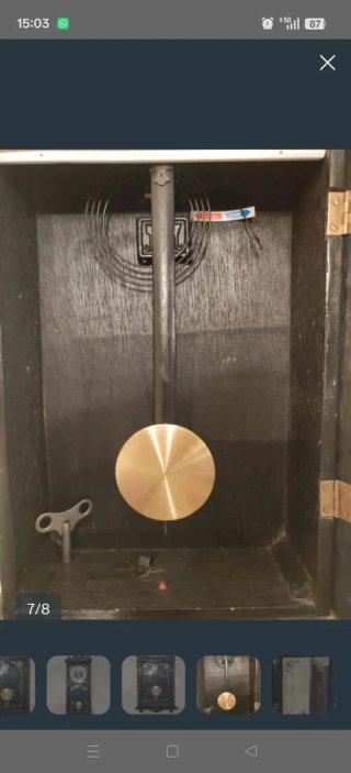 Reloj de péndulo antiguo de madera y cristal