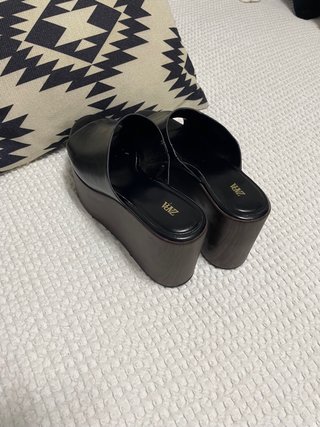 Sandali con piattaforma in legno Zara