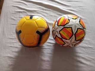 Balón de fútbol con diseño colorido