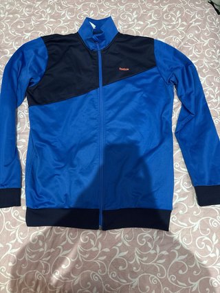 Chaqueta deportiva Reebok azul y negra