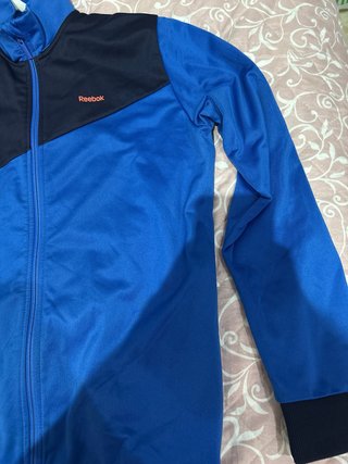 Chaqueta deportiva Reebok azul y negra