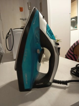 Plancha de vapor Cecotec azul y gris