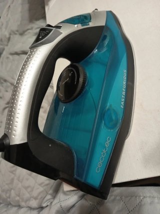 Plancha de vapor Cecotec azul y gris