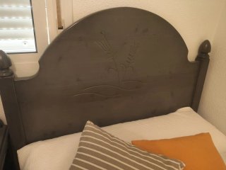 Cama completa: colchón, somier, cabecero y mesita