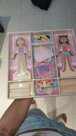 Juego de madera para vestir muñecas