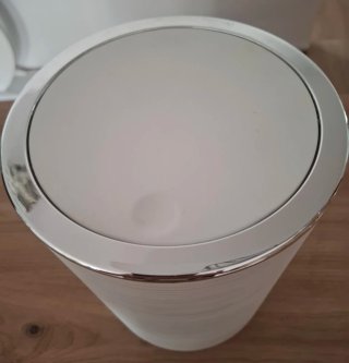 Cubo basura blanco con detalle plateado