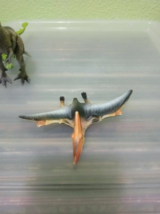 Figuras de dinosaurios y pterodáctilo