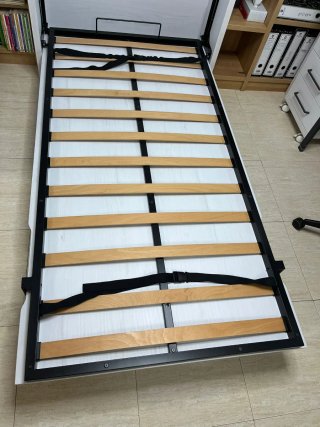 Cama plegable con estantería opcional