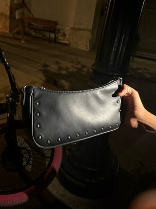 Bolso negro con tachuelas (precio negociable)