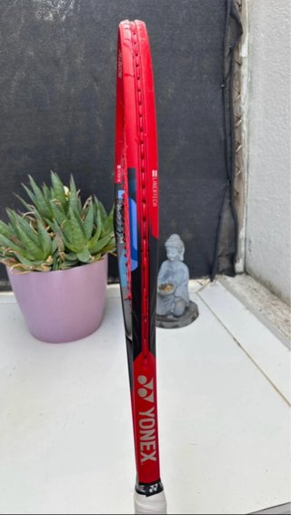 Raqueta Yonex con funda y raquetero