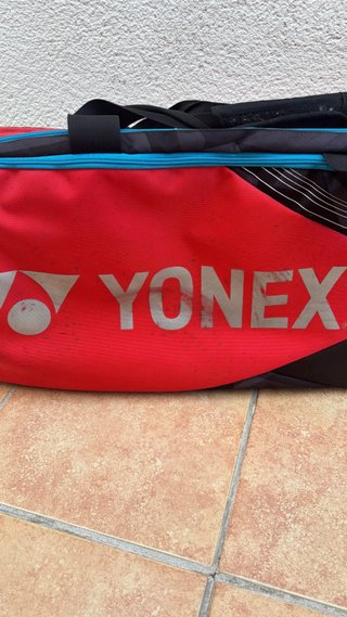 Raqueta Yonex con funda y raquetero