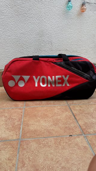 Raqueta Yonex con funda y raquetero