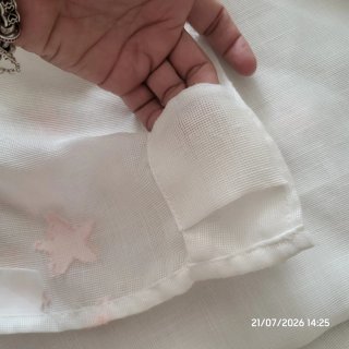 Cortina hilo estrellas rosas bordadas