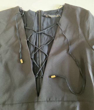 VESTIDO NEGRO DE ZARA ESCOTE CON CORDONES