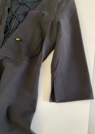 VESTIDO NEGRO DE ZARA ESCOTE CON CORDONES