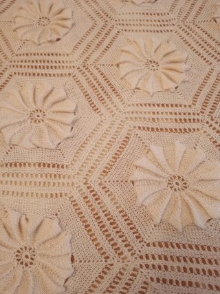 Colcha ganchillo beige con flecos