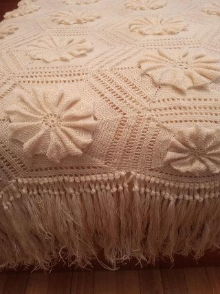 Colcha ganchillo beige con flecos