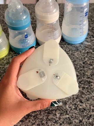 4 Biberones MAM y Porta Fórmula