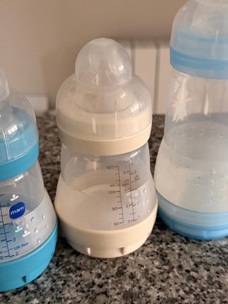 4 Biberones MAM y Porta Fórmula