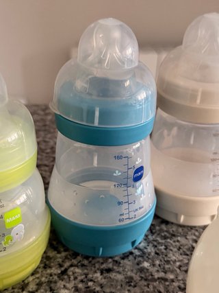 4 Biberones MAM y Porta Fórmula