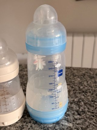 4 Biberones MAM y Porta Fórmula