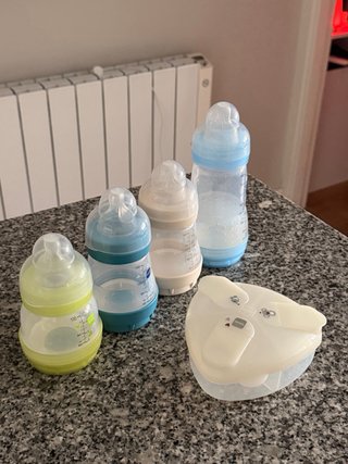 4 Biberones MAM y Porta Fórmula