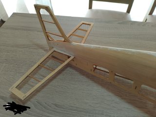 Avión de madera para montar. Escucho ofertas