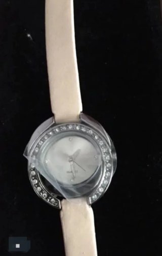 Reloj de pulsera plateado con detalles