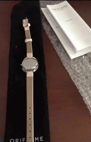 Reloj de pulsera plateado con detalles