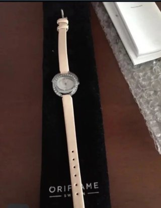 Reloj de pulsera plateado con detalles