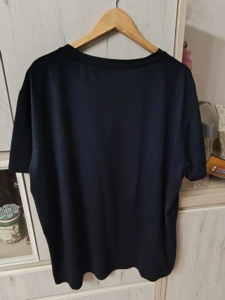 Camiseta azul marino con estampado FOCUS