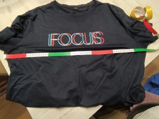 Camiseta azul marino con estampado FOCUS