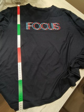 Camiseta azul marino con estampado FOCUS