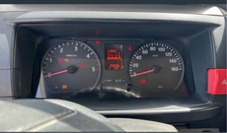 Nissan NT400 Camión Grúa 3500k carnet b