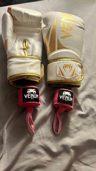 Guantes Boxeo 14oz + Vendas 4m, marca venum