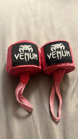 Guantes Boxeo 14oz + Vendas 4m, marca venum