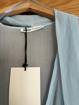 Blusa Bershka azul semitransparente lazo
