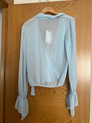 Blusa Bershka azul semitransparente lazo