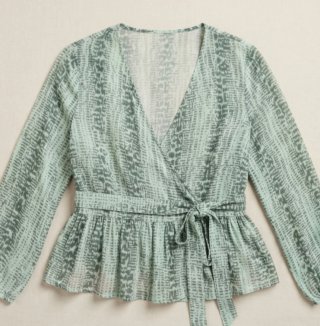 Camisa verde con lazo y escote pico