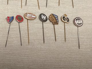 Set di spille con emblemi di club di calcio