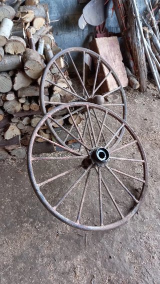 Ruedas de hierro antiguas para carro