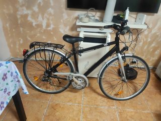 Bicicleta negra con portaequipajes
