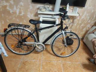 Bicicleta negra con portaequipajes