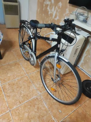Bicicleta negra con portaequipajes