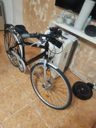 Bicicleta negra con portaequipajes