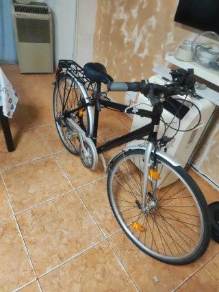 Bicicleta negra con portaequipajes